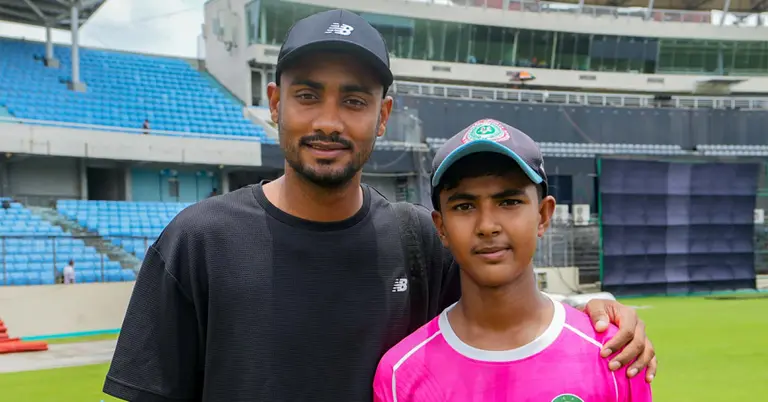 ক্রিকেটার শরিফুলের সঙ্গে মশিউর রহমান